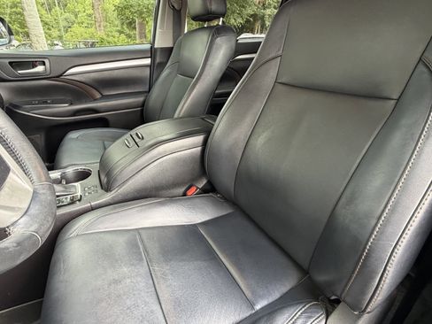 Used 2018 Toyota Highlander XLE FWD image 17