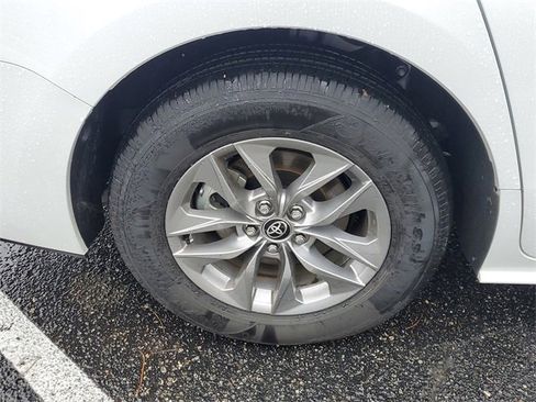 Used 2025 Toyota Sienna XLE image 5