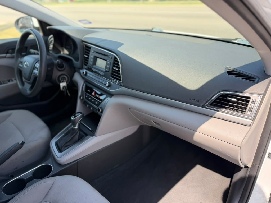 Used 2017 Hyundai Elantra SE FWD image 11