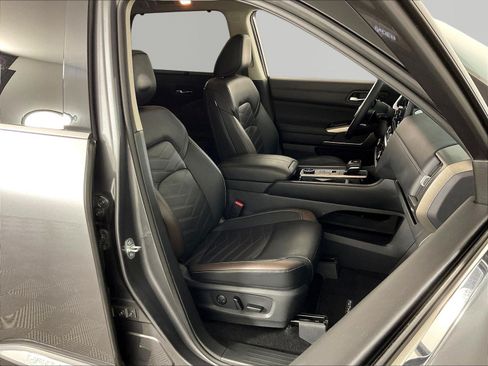 Used 2024 Nissan Pathfinder Platinum w/ Lighting Package (N92) AWD/4WD image 30