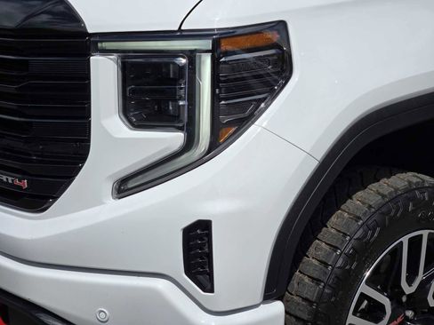 Used 2024 GMC Sierra 1500 AT4 w/ Technology Package AWD/4WD image 9