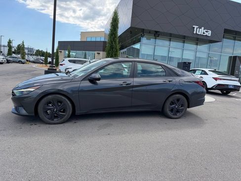 Used 2021 Hyundai Elantra SEL FWD image 2