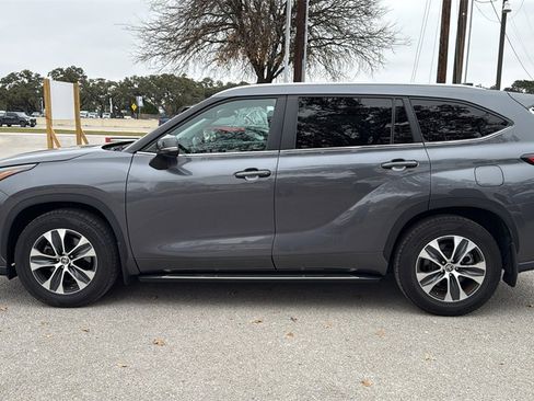 Used 2023 Toyota Highlander XLE image 2