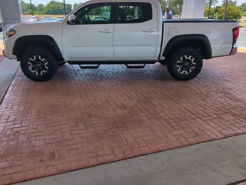 Used 2019 Toyota Tacoma TRD Off-Road AWD/4WD image 2