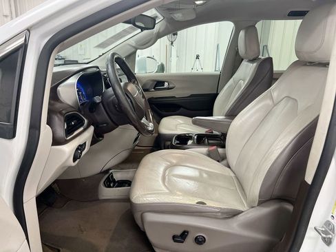 Used 2018 Chrysler Pacifica Touring-L FWD image 19