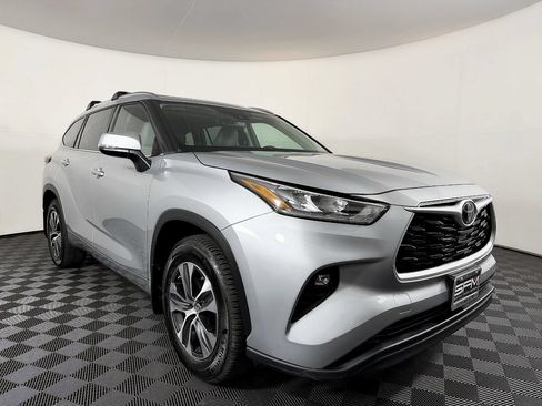 Used 2020 Toyota Highlander XLE AWD/4WD image 6