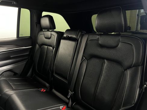 Used 2024 Jeep Grand Cherokee Limited RWD image 25