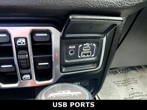Used 2025 Jeep Gladiator Sport AWD/4WD image 9