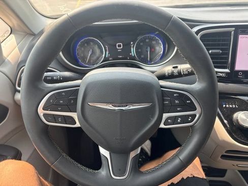 Used 2023 Chrysler Pacifica Touring-L FWD image 14