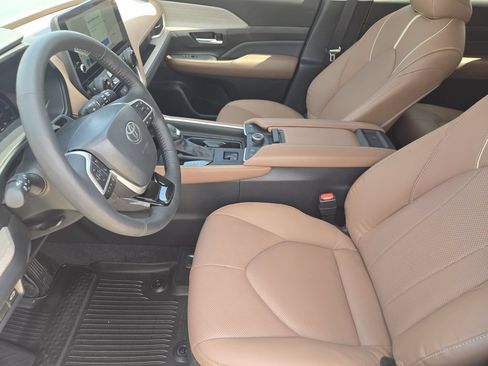 Used 2025 Toyota Grand Highlander AWD image 14