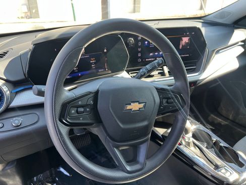 Used 2025 Chevrolet Trax LT image 28