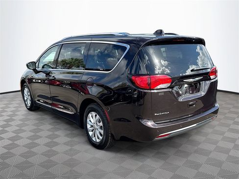 Used 2018 Chrysler Pacifica Touring-L image 8