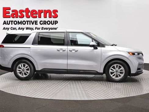Used 2022 Kia Carnival LX image 4