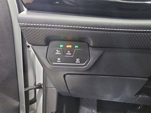 Used 2025 Volkswagen Atlas SE image 26