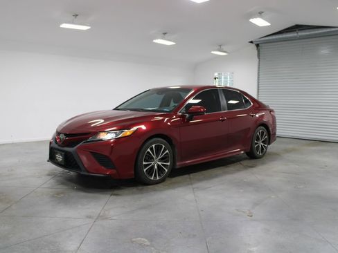 Used 2018 Toyota Camry SE image 5