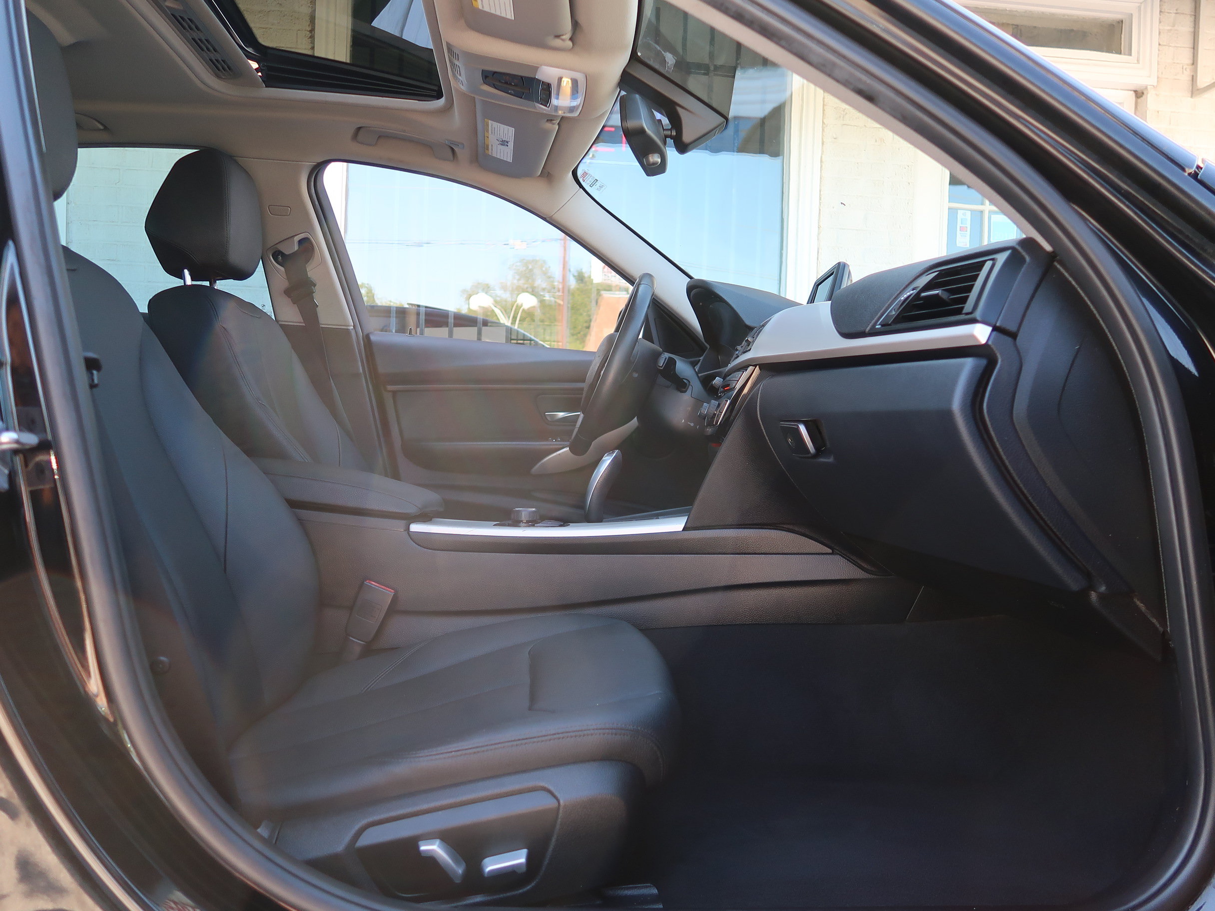 Used 2017 BMW 320i Sedan RWD image 21