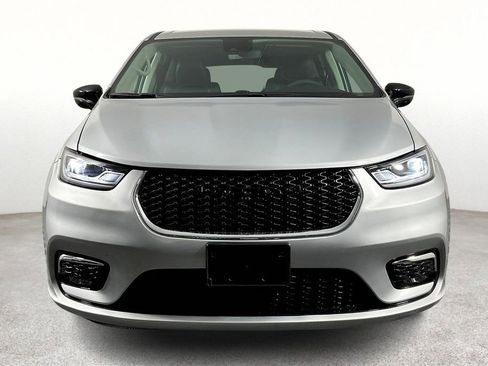 Used 2024 Chrysler Pacifica Touring-L image 5