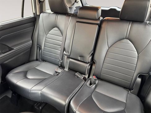 Used 2022 Toyota Highlander XLE image 13