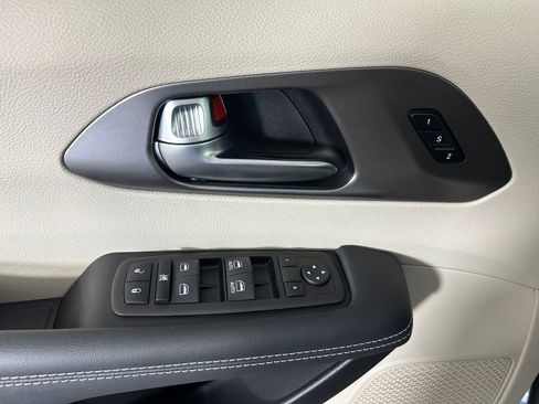Used 2023 Chrysler Pacifica Touring-L AWD/4WD image 24