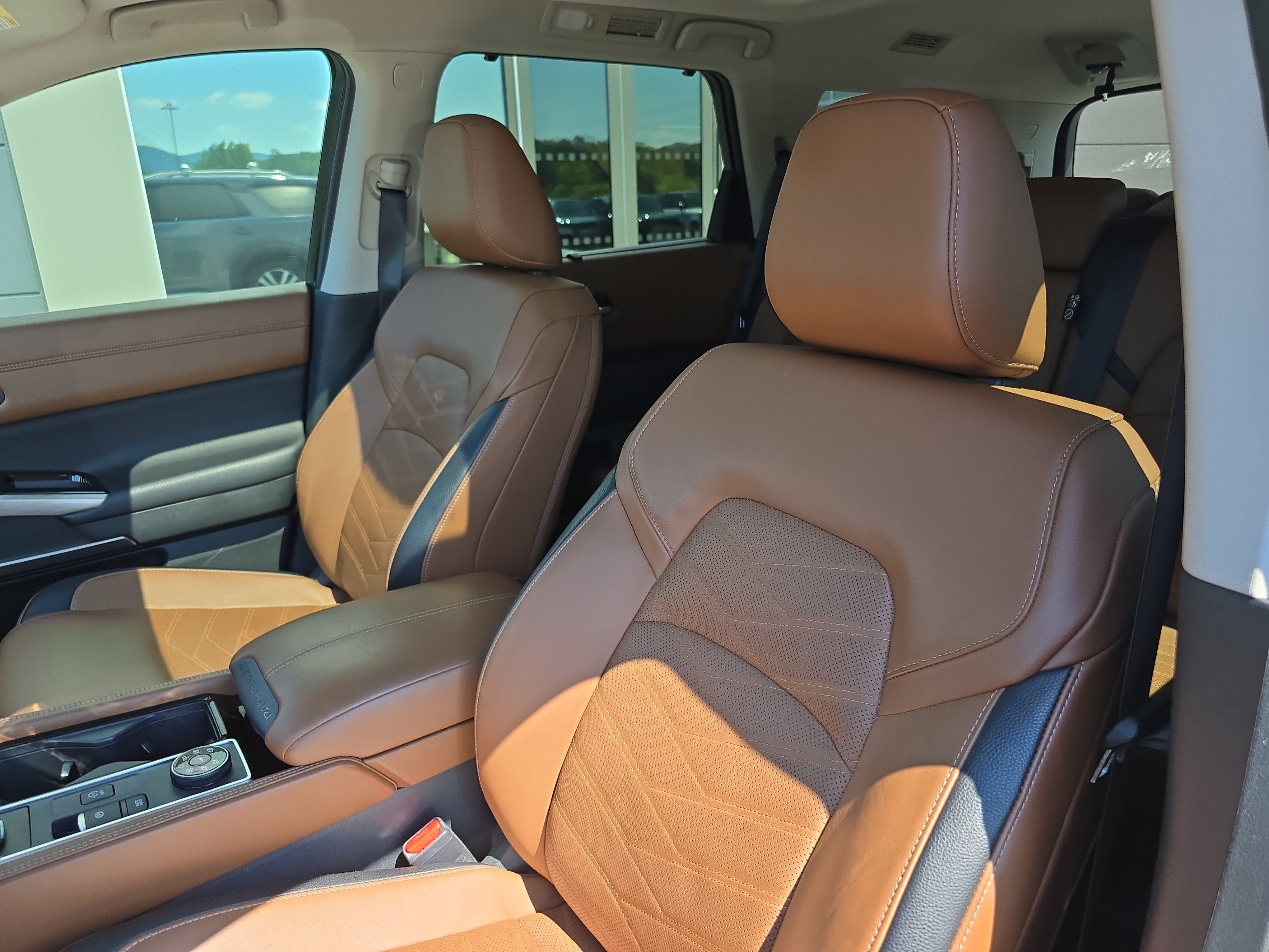 Used 2024 Nissan Pathfinder Platinum w/ Cargo Package AWD/4WD image 20