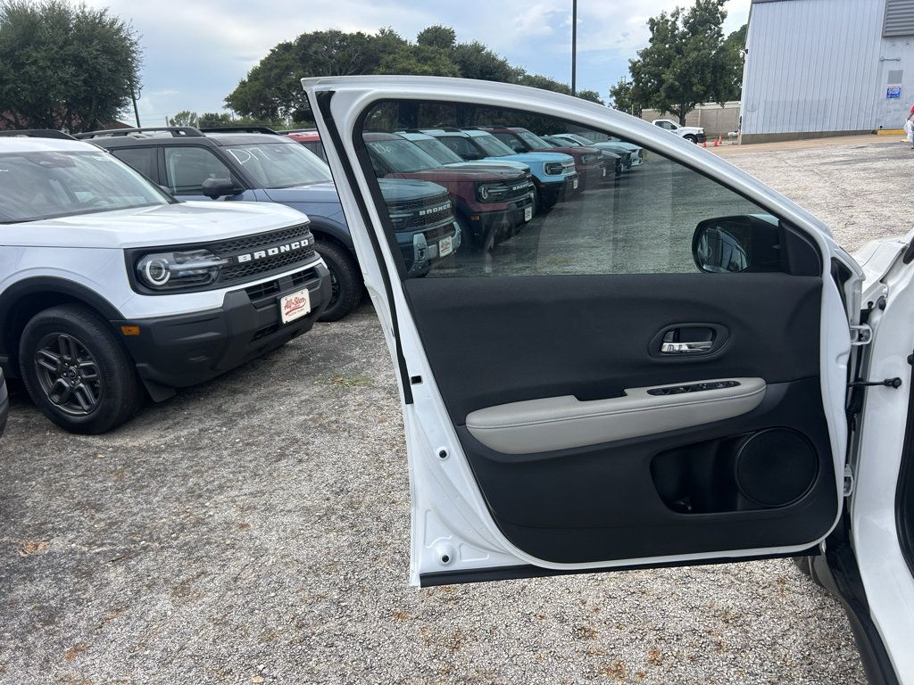 Used 2022 Honda HR-V LX image 13