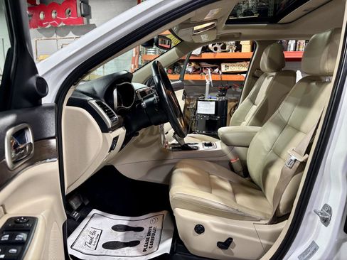 Used 2017 Jeep Grand Cherokee Limited image 2