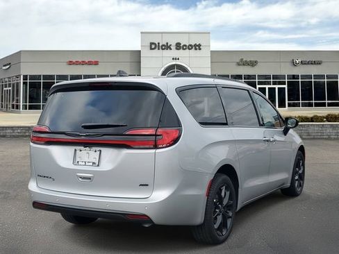New 2026 Chrysler Pacifica Select w/ S Appearance Package image 5
