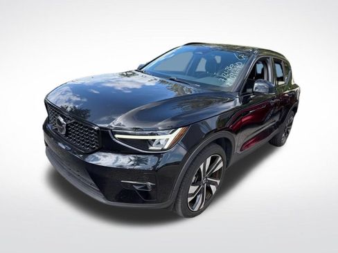 Used 2023 Volvo XC40 B5 Plus w/ Climate Package AWD/4WD image 3