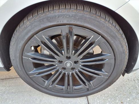 Used 2023 Land Rover Range Rover Long Wheelbase SE image 7