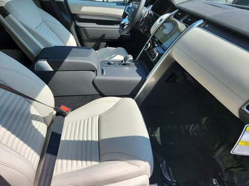 New 2025 Land Rover Discovery Dynamic SE image 3