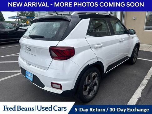 Used 2023 Hyundai Venue Limited FWD image 3
