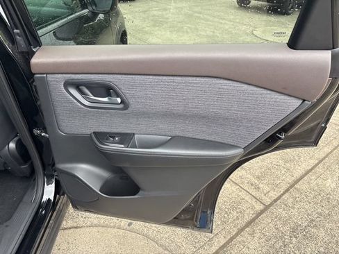 Used 2023 Nissan Rogue SV AWD/4WD image 36