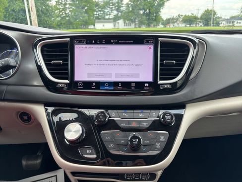 Used 2023 Chrysler Pacifica Touring-L FWD image 13