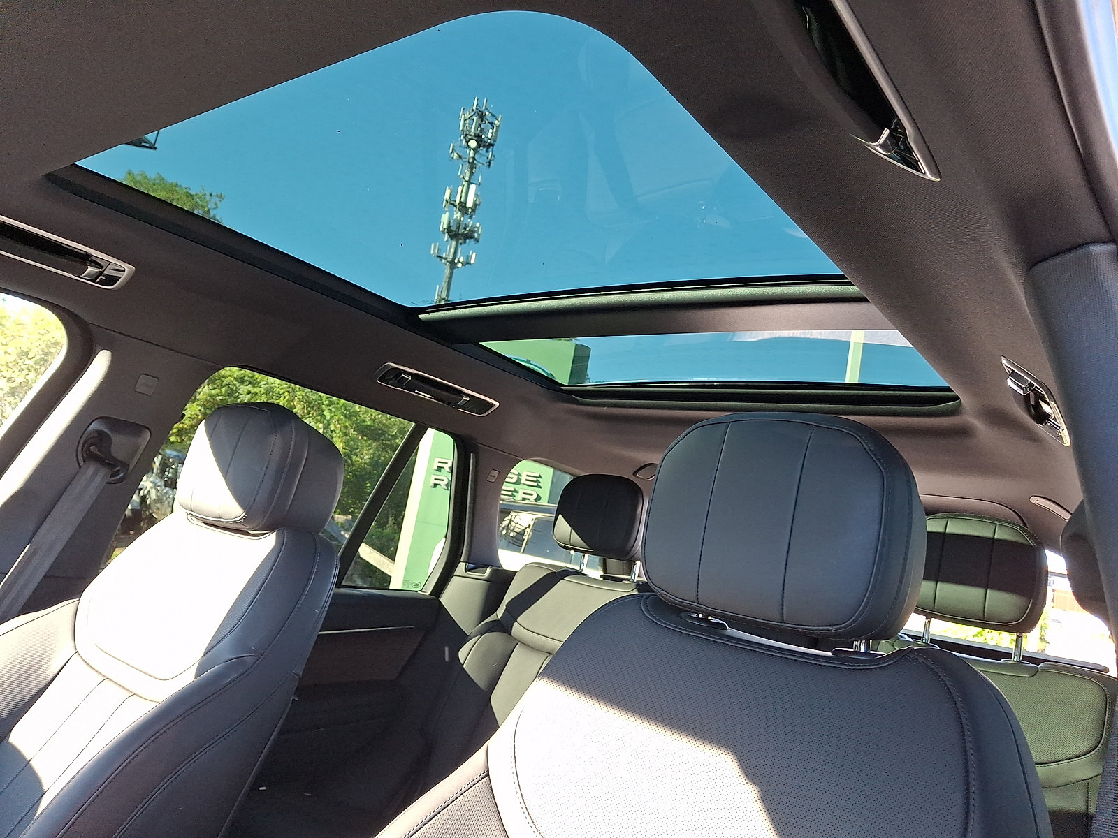 Certified 2025 Land Rover Range Rover SE AWD/4WD image 17