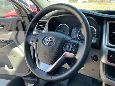 Used 2016 Toyota Highlander XLE image 18
