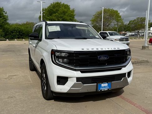 Used 2025 Ford Expedition Platinum image 8