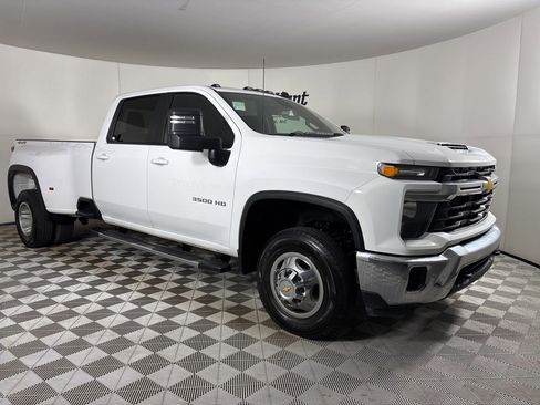 Used 2024 Chevrolet Silverado 3500 LT image 3