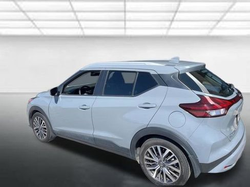 Used 2021 Nissan Kicks SV image 3