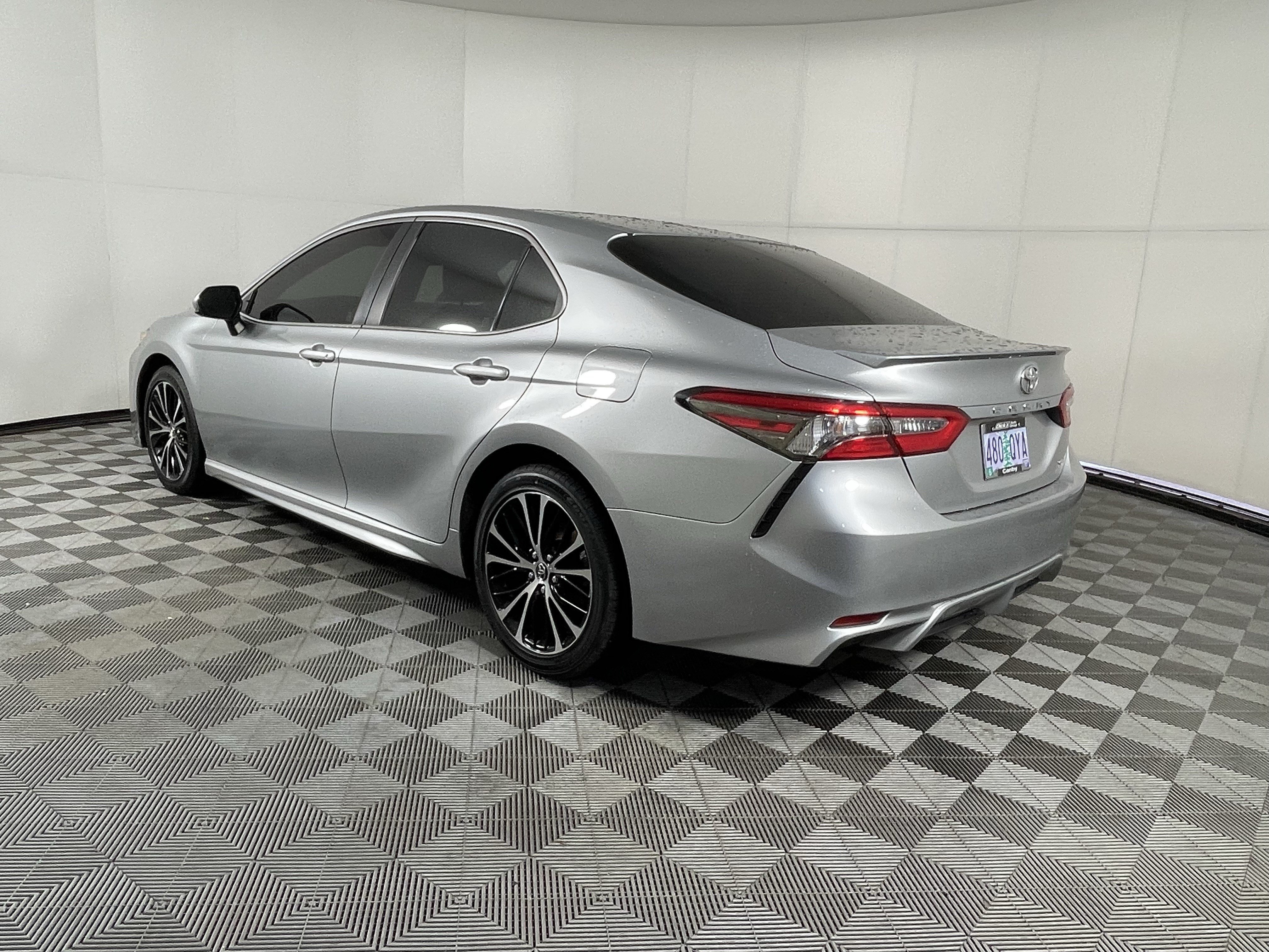 Used 2018 Toyota Camry SE FWD image 3