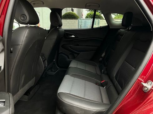 Used 2025 Chevrolet Trax LT FWD image 11