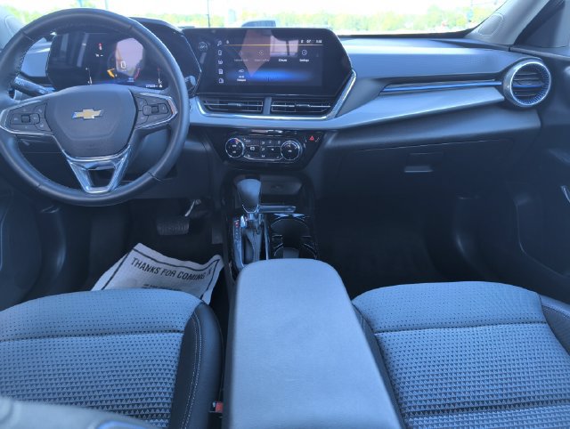 Used 2025 Chevrolet Trax LT w/ LT Convenience Package FWD image 14