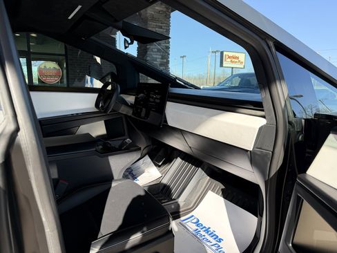 Used 2024 Tesla Cybertruck AWD Crew Cab image 24