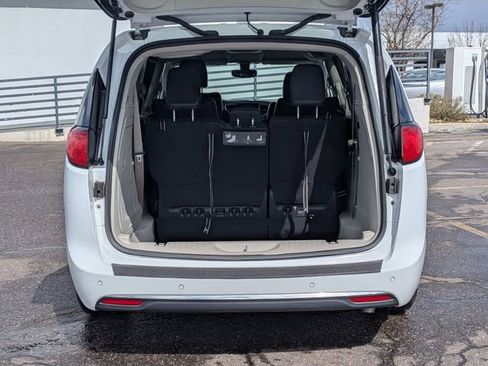 Used 2018 Chrysler Pacifica Touring-L image 36