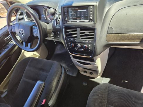 Used 2019 Dodge Grand Caravan SE w/ UConnect Hands-Free Group FWD image 13