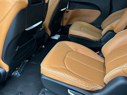 New 2023 Chrysler Pacifica Pinnacle image 12