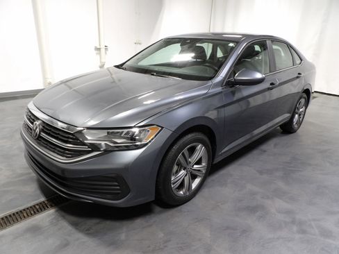Used 2024 Volkswagen Jetta SE FWD image 3