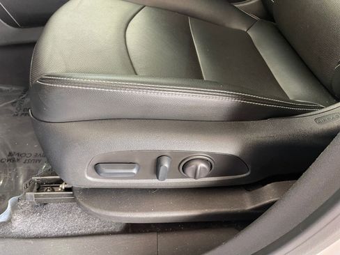 Used 2024 GMC Terrain SLT image 23