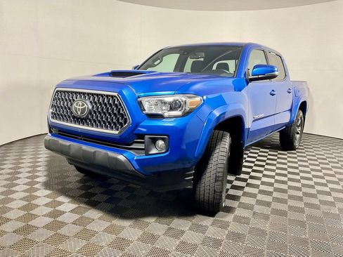 Used 2018 Toyota Tacoma TRD Sport AWD/4WD image 2