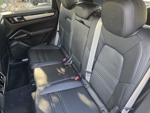 Used 2023 Porsche Cayenne Platinum Edition AWD/4WD image 16