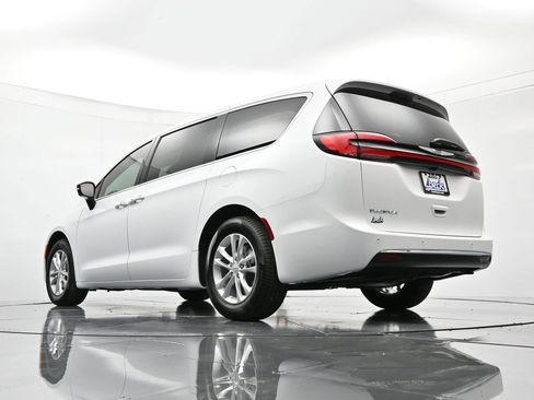 New 2026 Chrysler Pacifica Select image 41